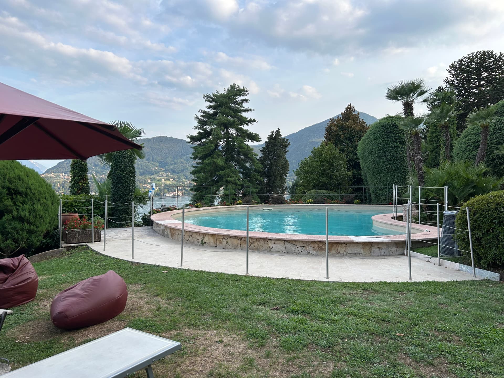 Pool der Villa La Collina mit Blick auf den Comer See