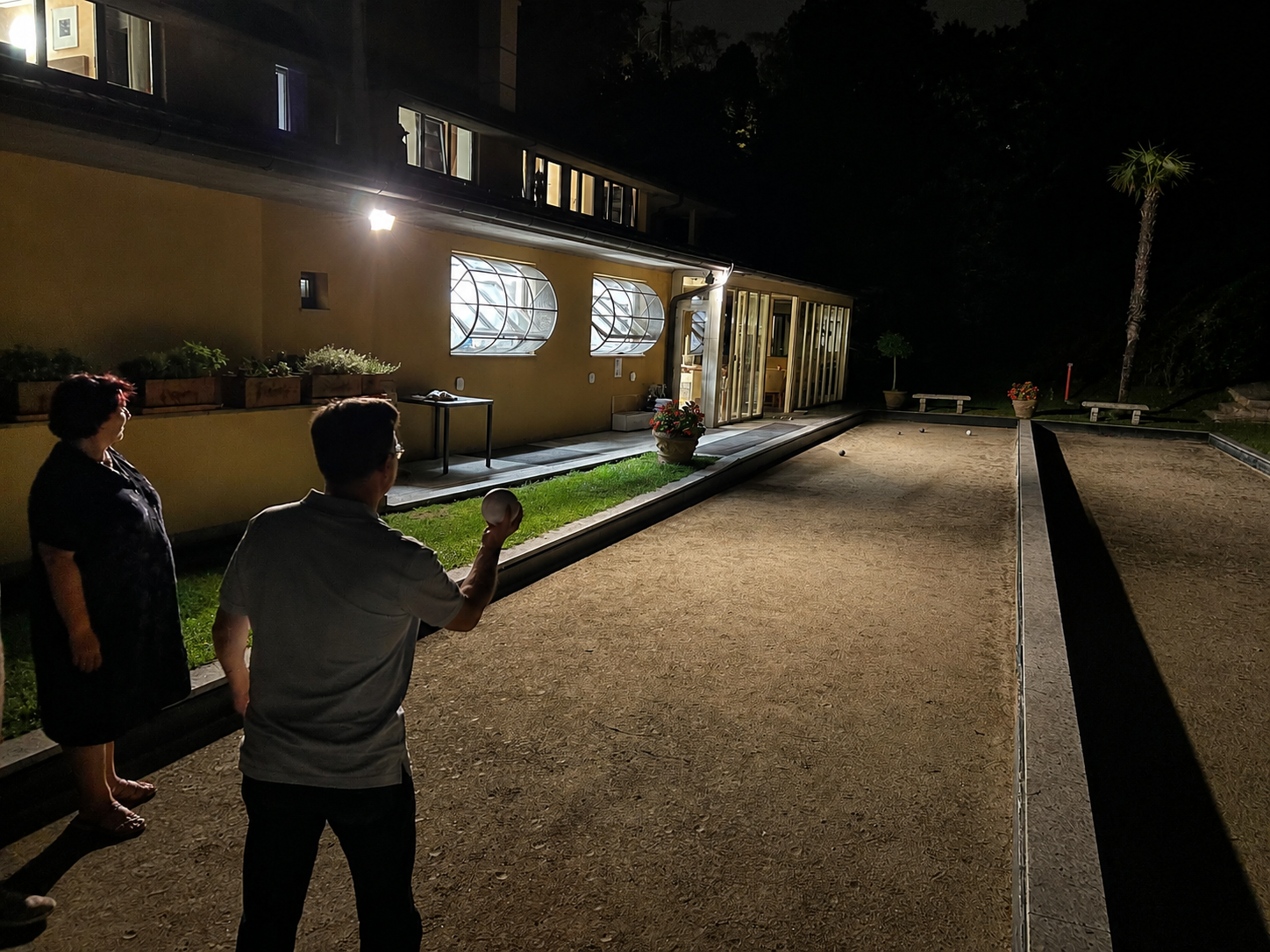 Tagungsteilnehmer auf der beleuchteten Boccia-Bahn der Villa
