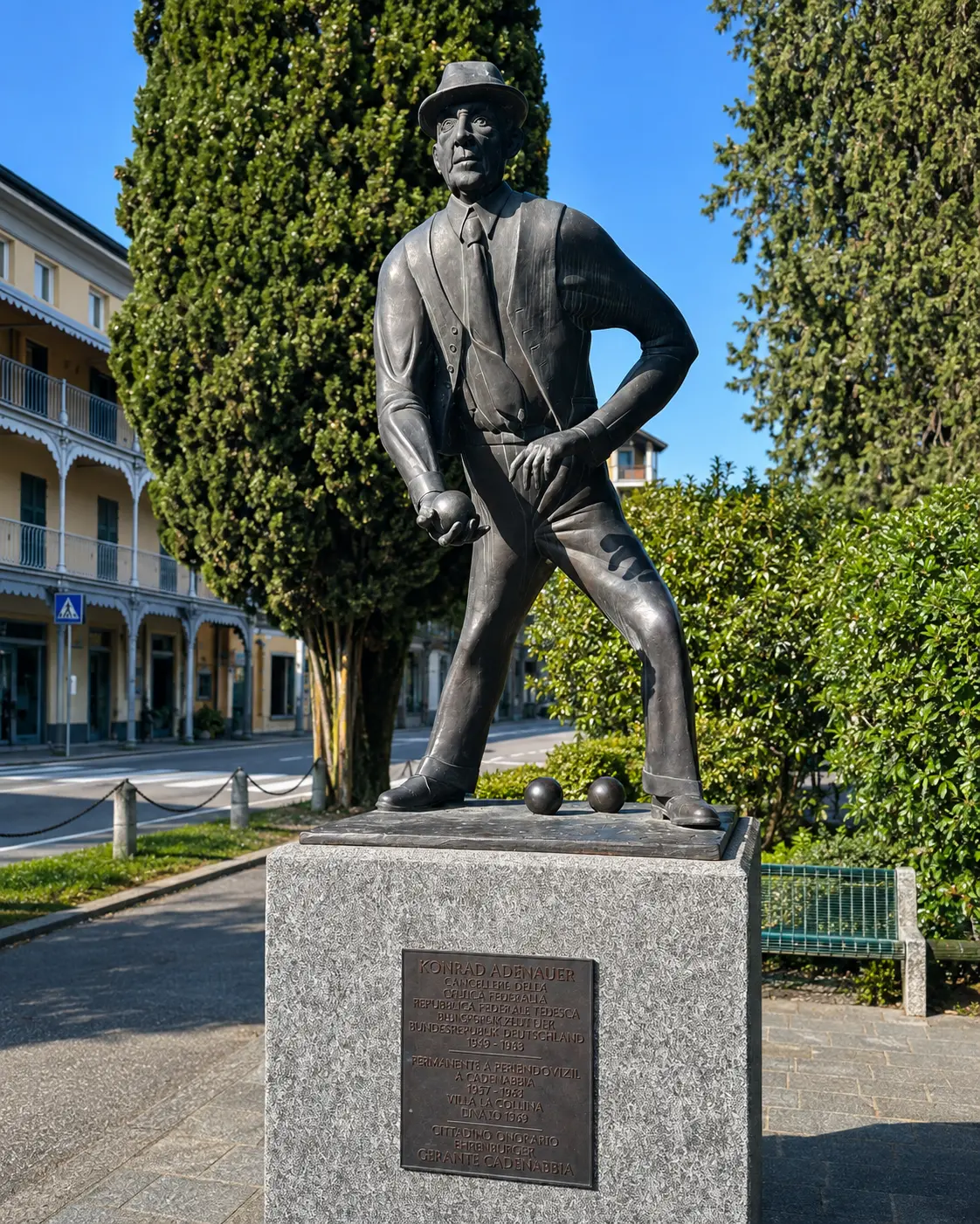 Bronzestatue von Konrad Adenauer beim Boule-Spiel in Cadenabbia